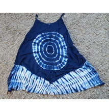 Bővülő fazonú, asszimetrikus szabású batikolt ruha indigókék-fehér színekkel