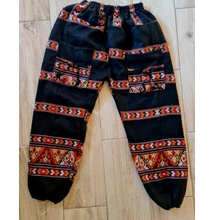 Bő szabású, vastag, meleg, puha, zsebes nadrág fekete-narancs-piros színben, igazi tűz színekkel