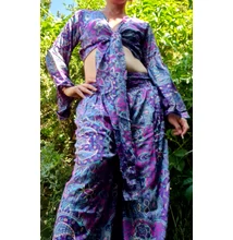 Boho Fashion két részes fesztiválruha bő fazonú, magas derekú nadrággal, bő szabású hosszú ujjú fölsővel liláskék színben 