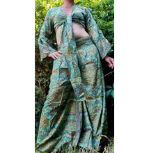 Boho Fashion két részes fesztiválruha bő fazonú, magas derekú nadrággal, bő szabású hosszú ujjú fölsővel zöld-piros színben 