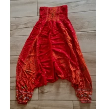 Buggyos Aladdin nadrág piros alapszínű mély ülepű narancs-zöld pávatoll mintázattal