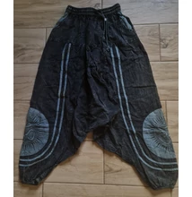 Mély ülepű buggyos aladdin nadrág fekete kőmosott Om jellel, két zsebbel 