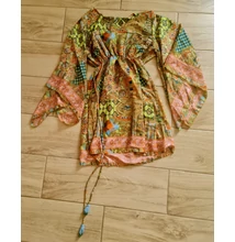 Boho Fashion elegáns mell alatt húzott, bővülő ujjú tunika zöld-kék-narancs színekkel 
