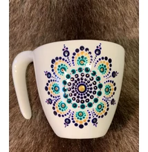 Fehér színű dotpaint díszítéses bögre, lila-sárga-zöld mandala mintázattal