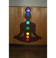Meditáló ember ledvilágítással