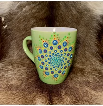 Zöld színű 3D-s dotpaint díszítéses bögre, sárga-kék-piros mandala mintázattal