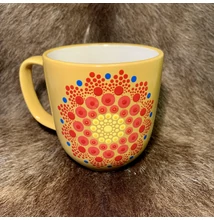 Napsárga színű dotpaint díszítéses bögre, piros-kék-citromsárga mandala mintázattal