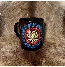 Fekete színű dotpaint díszítéses bögre, sárga-piros-kék-fehér mandala mintázattal
