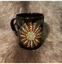 Fekete színű dotpaint díszítéses bögre, narancssárga-fehér-citromsárga mandala mintázattal