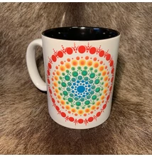 Fehér színű dotpaint díszítéses bögre, narancssárga-zöld-citromsárga-kék mandala mintázattal
