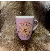Lila színű dotpaint díszítéses bögre, piros-sárga-barna-ezüst mandala mintázattal