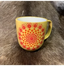 Sárga színű dotpaint díszítéses bögre, piros-narancssárga mandala mintázattal