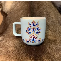 Matt világoskék színű dotpaint díszítéses bögre, sárga-sötétkék-bordó mandala mintázattal