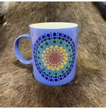 Lila színű dotpaint díszítéses bögre, piros-sárga-zöld mandala mintázattal