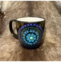 Fekete színű dotpaint díszítéses bögre, sötétkék-zöld-világoskék mandala mintázattal