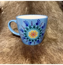 Kék színű dotpaint díszítéses bögre, zöld-piros-sötétkék-sárga mandala mintázattal