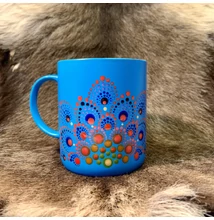 Kék színű dotpaint díszítéses bögre, zöld-piros-kék mandala mintázattal