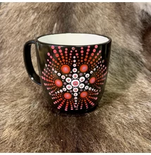 Fekete színű dotpaint díszítéses bögre, rózsaszín-fehér-piros mandala mintázattal