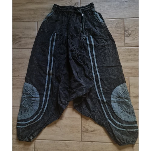 Mély ülepű buggyos aladdin nadrág fekete kőmosott Om jellel, két zsebbel 